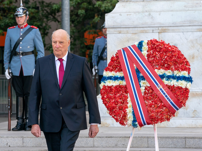 King Harald laid a wreath at the monument commemorating Chile’s founding father, Bernardo O'Higgins. Photo: Heiko Junge, NTB scanpix